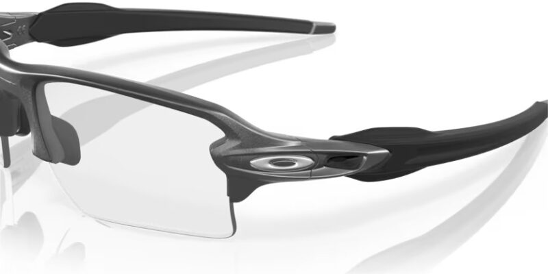 Oakley Flak 2.0 Steel Clear to Black Iridium Photocromic - Image 2